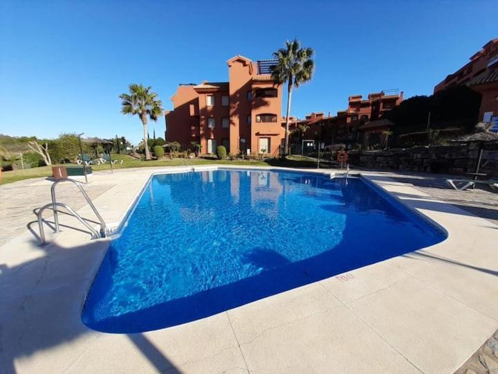 Apartamento Espacioso Muy Tranquilo Con Piscinas Y Jardines Cercano A La Playa Estepona Exterior photo